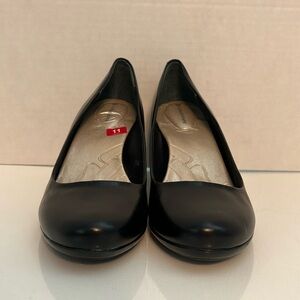 Excellent condition. Very pretty heel with a slight platform.